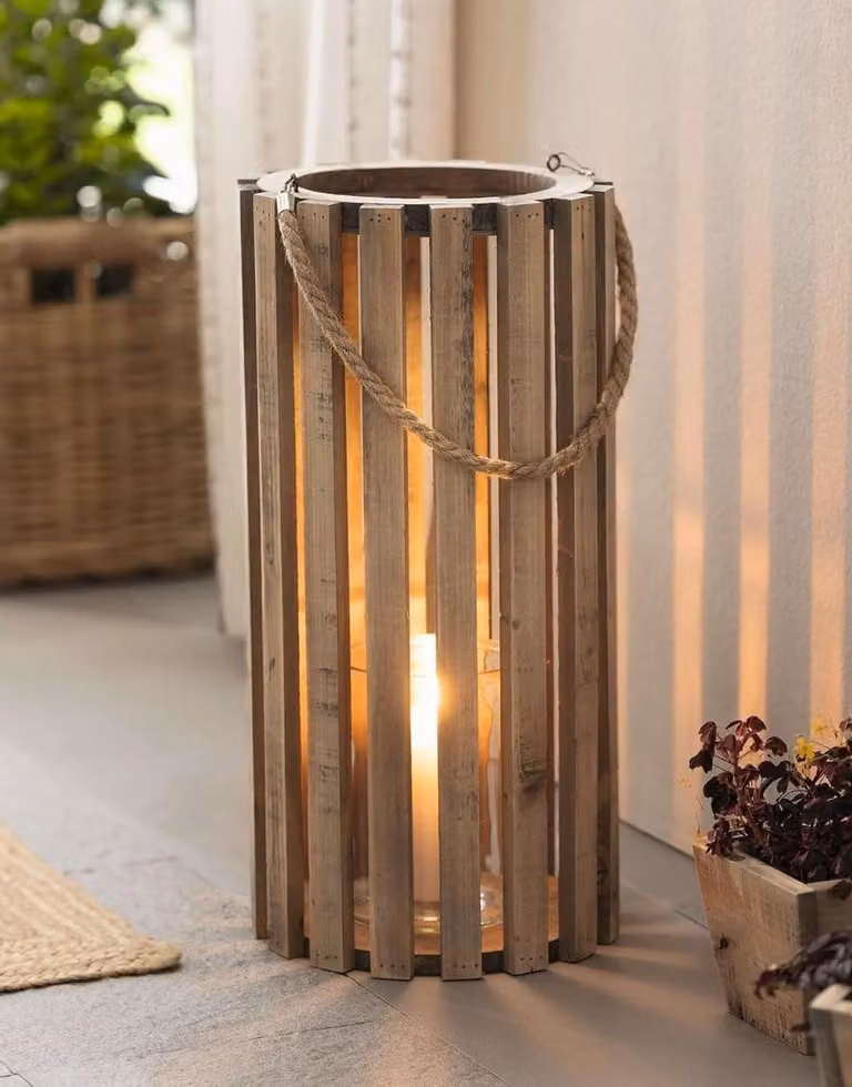Decoratieve houten lantaarn van gerecycled hout voor sfeerverlichting, Ø 28 x 58 cm, natuurlijk