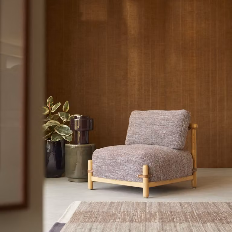 Tikamoon Scandinavische fauteuil van massief eikenhout met bruine stof