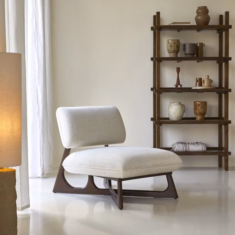 Tikamoon Brune loungefauteuil met massief houten frame en beige linnen stof