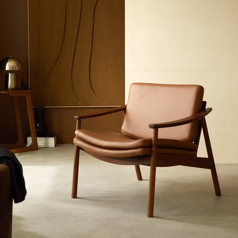 Tikamoon Leren fauteuil met massief notenhouten frame en armleuningen - Bruin