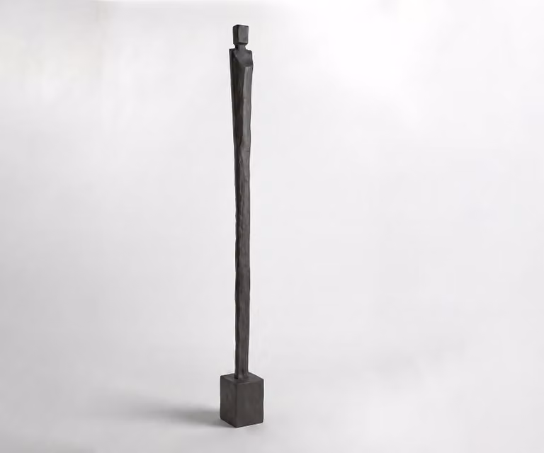 Handgemaakt aluminium beeldje Statera in basaltkleur, B17 x D16 x H190 cm