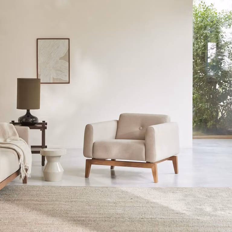 Tikamoon Bjorn Fauteuil van massief eiken met beige stof
