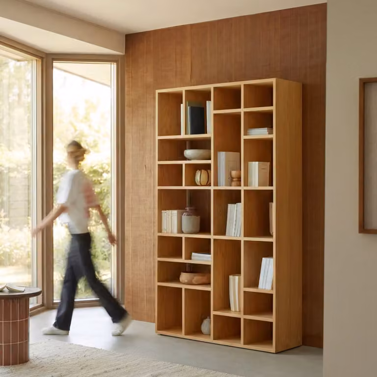 Tikamoon Boekenkast van massief eikenhout - Modern en geometrisch - Bruin/Beige - B: 130 cm, D: 42 cm, H: 220 cm