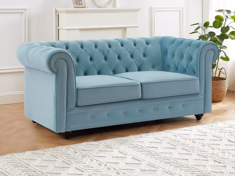 Chesterfield tweezitsbank in pastelblauw velours