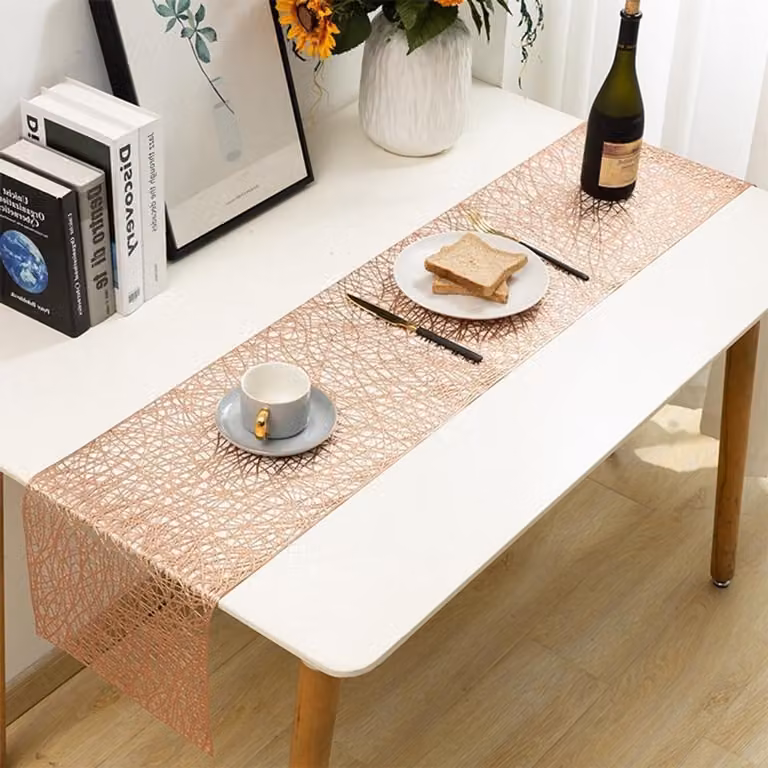 Decoratieve Tafelloper van PVC - Antislip en Warmtebestendig - Roze Goud - B: 30 cm, L: 150 cm