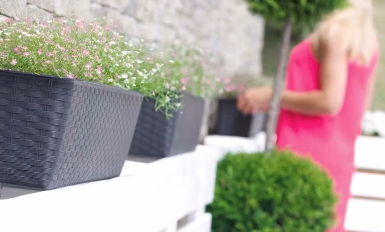 Umbra Balkonbak Bloempot in Rotan Look - Hangende Bloembak voor Buiten - 40 cm