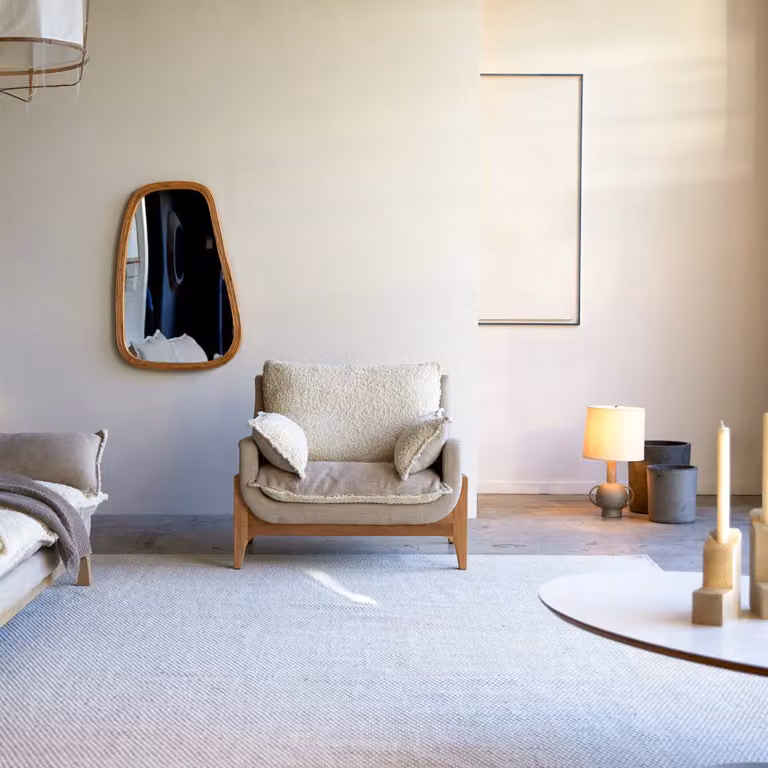 Woodnest Loungefauteuil met massief eikenhouten frame en boucle stof - Beige - B: 93 cm, D: 77 cm, H: 91 cm