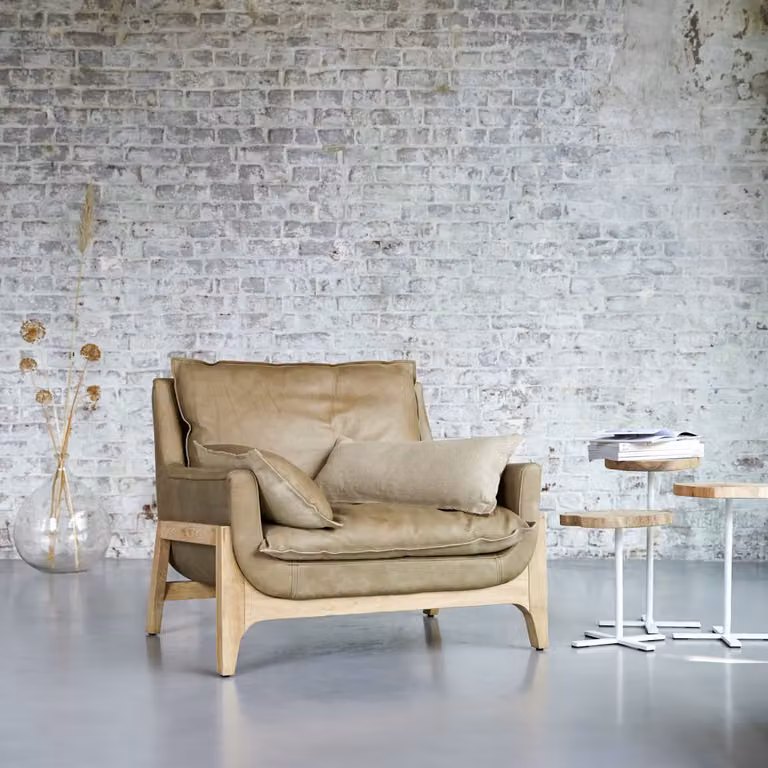 Tikamoon Woodnest Fauteuil van massief eikenhout en bruin leer
