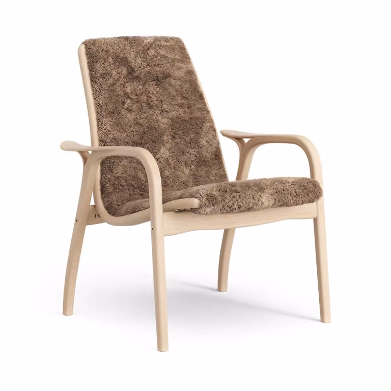 Swedese Laminett Fauteuil gelakt Beuken met schapenvacht Sahara nougat bruin