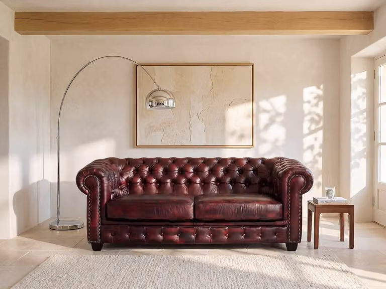 Vente-unique Chesterfield Driezitsbank BRENTON van 100% buffelleer in rood, B/D/H: 201 x 96 x 73 cm