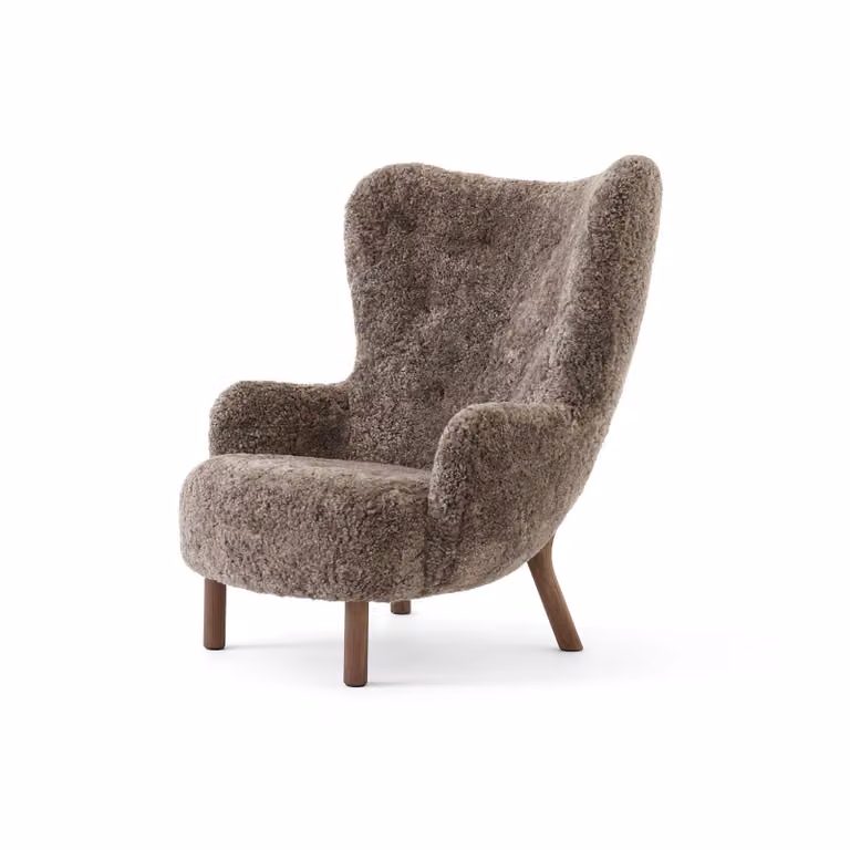 &Tradition Petra VB3 High fauteuil met Sheepskin Sahara stof en geoliede walnoot