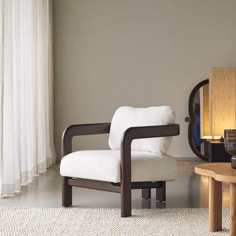 Tikamoon Charlie Fauteuil met houten frame en beige linnen stof