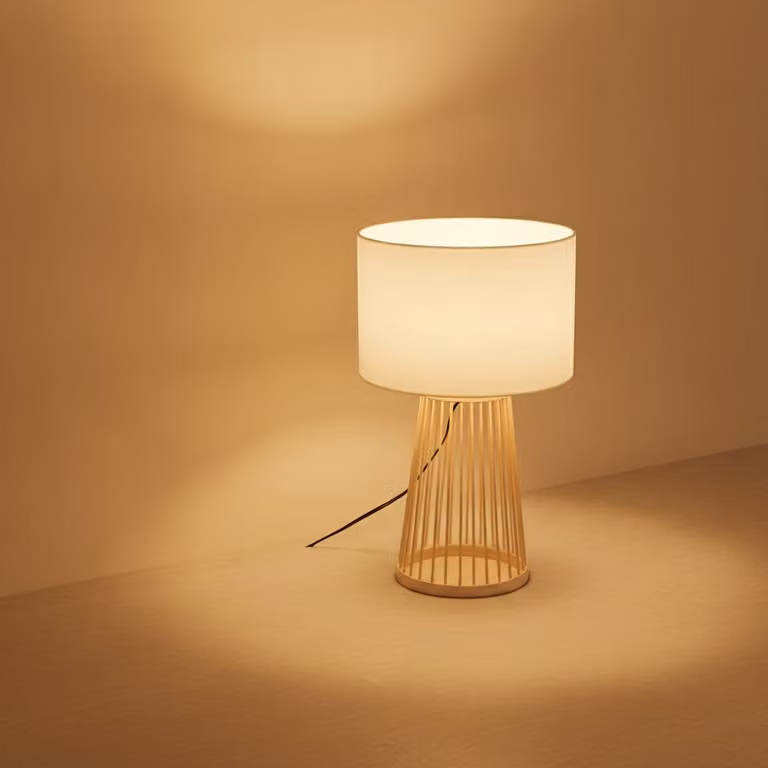 Lyora Tafellamp Lois van massief hout met witte kap, Bruin/Wit, Ø 30 cm