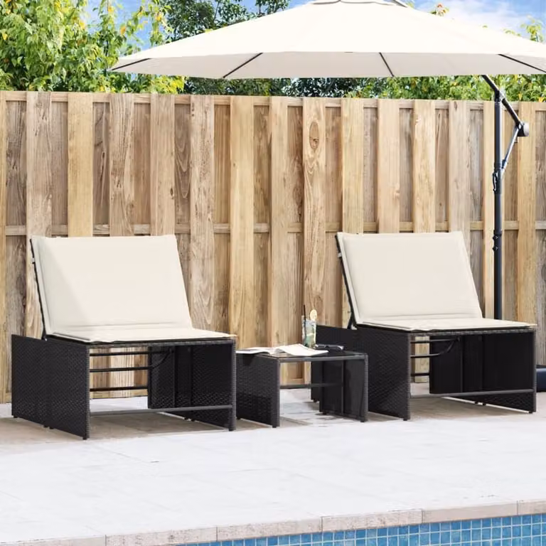 Set van 2 moderne zwarte verstelbare ligbedden met glazen tafel voor in de tuin