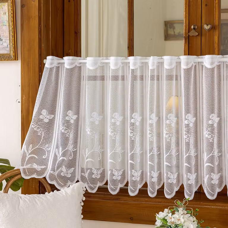 Set van 2 witte bistrogordijnen met vlinderpatroon van polyester, Breedte: 140 cm, Hoogte: 45 cm