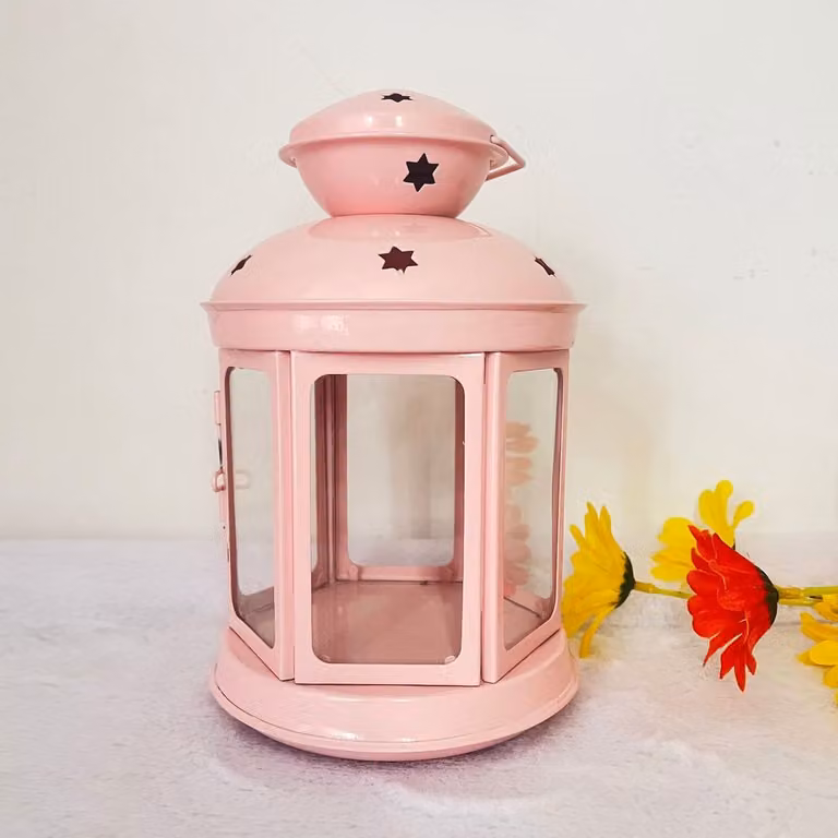 Retro roze ijzeren kaarslantaarn met uitgesneden sterren voor decoratie