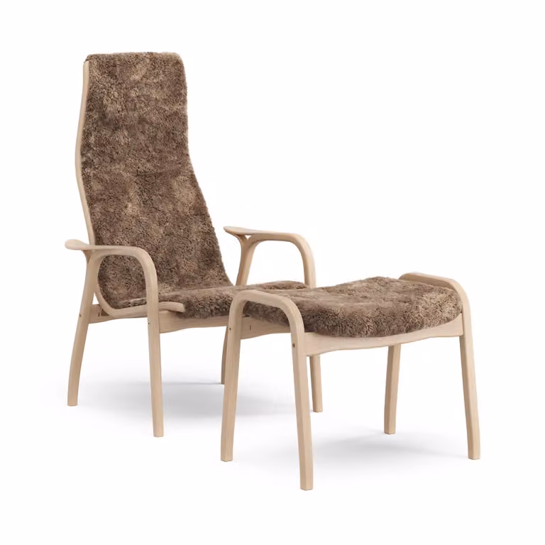 Swedese Lamino fauteuil met hocker, gelakt beuken met schapenvacht, Sahara nogabruin