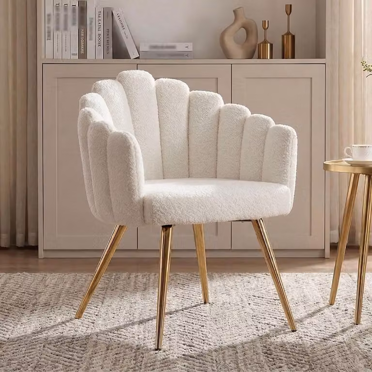 Witte fauteuil van kunstbont met vingervormige rugleuning, Hoogte: 79 cm