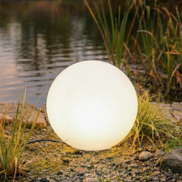 Lindby Valyra lichtbol met grondpen, wit, Ø 40 cm, IP54, modern