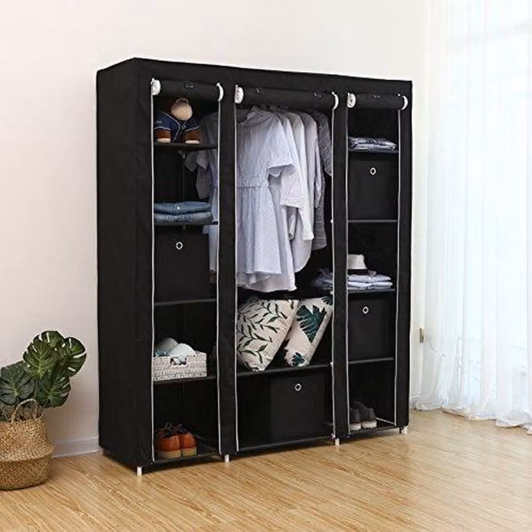 Zwarte kledingkast voor de slaapkamer met deuren, H 175 x B 150 x D 45 cm