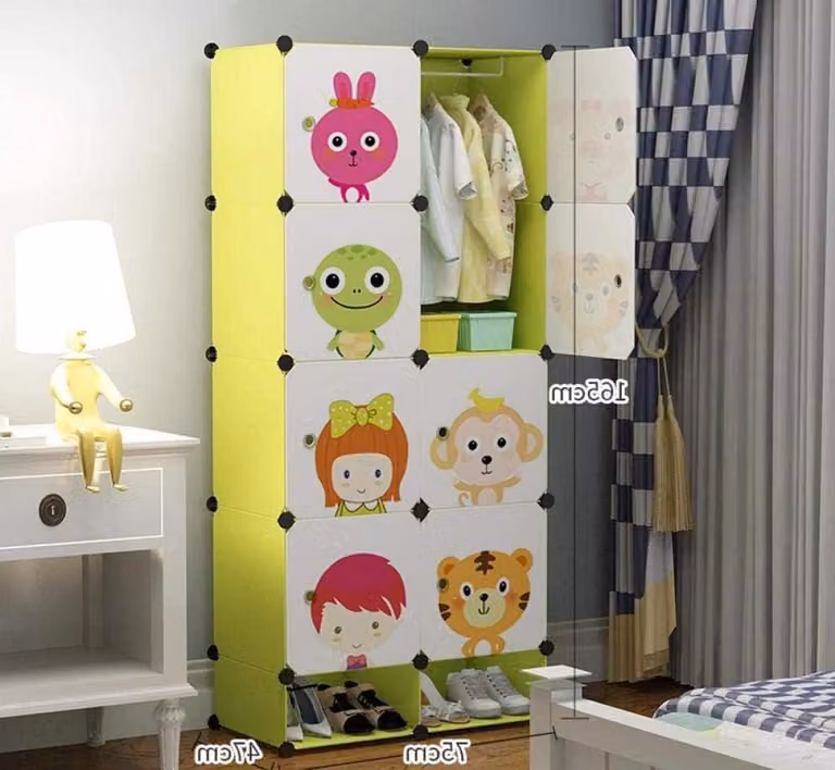 Groene kledingkast met 8 deuren voor in de slaapkamer of hal