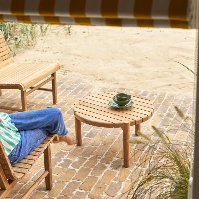 Tikamoon Hélen Outdoor salontafel van gerecycled massief teak - Bruin - B: 65 cm, D: 65 cm, H: 37 cm