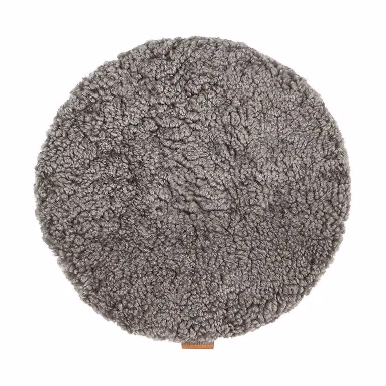 Shepherd of Sweden Jill gewatteerd stoelkussen Grijsgrafiet, Ø36 cm