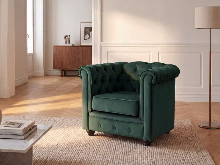 Chesterfield fauteuil van groen velours met armleuningen