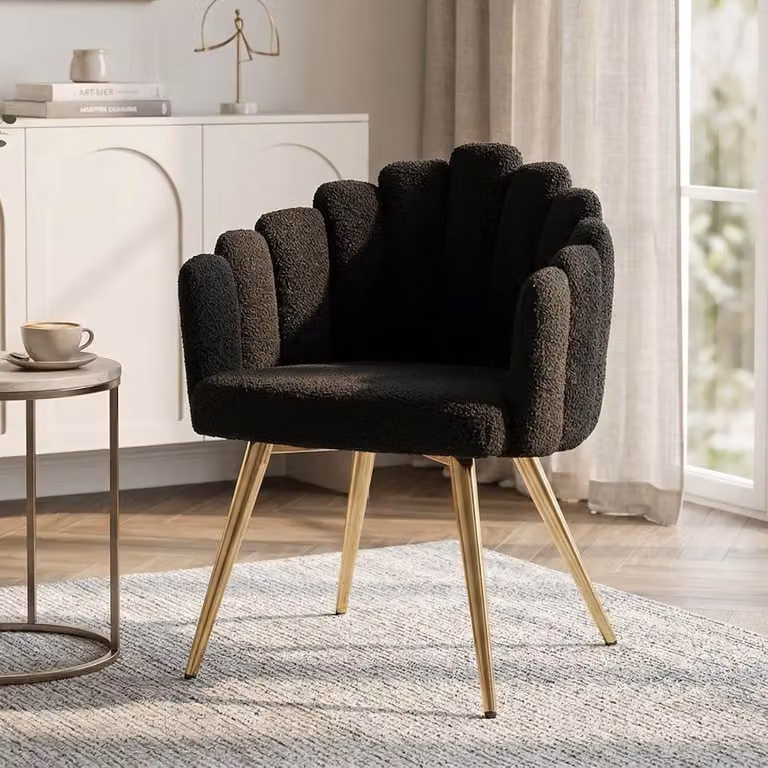Zwarte lounge fauteuil van kunstbont met unieke vingervorm en zitting van 46 x 46 cm