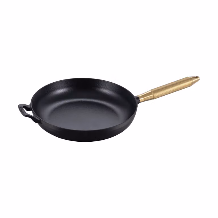 Staub Buster & Punch gietijzeren koekenpan zwart Ø28 cm met messing handgreep