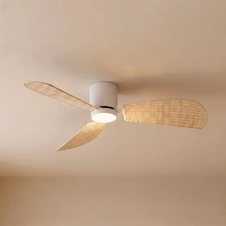 Lucande Faipari LED plafondventilator met verlichting, wit/rotan, 132 cm