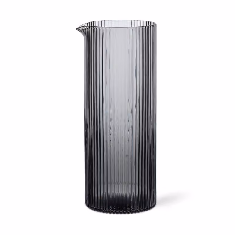 Ferm Living Ripple melkkan, geribbeld glas, smoked grey, 40 cl
