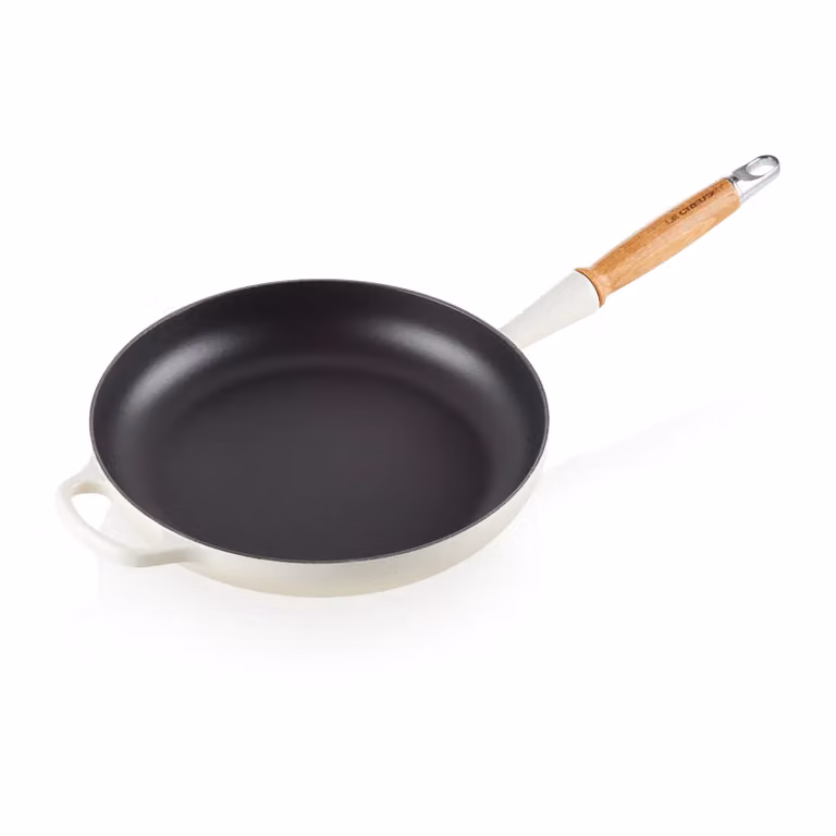 Le Creuset Signature geëmailleerde gietijzeren koekenpan met houten handvat, 28 cm, Meringue
