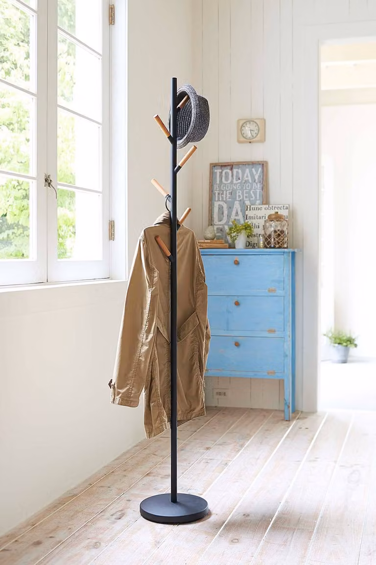 home24 Staande kapstok Post Tree in zwart metaal en hout, B/D/H: 28 x 28 x 177 cm
