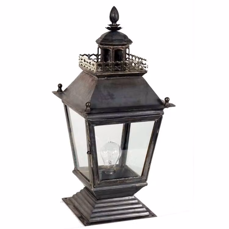 Limehouse Chateau Gate handgemaakte landelijke buitenlamp in messing en grijs met transparant glas
