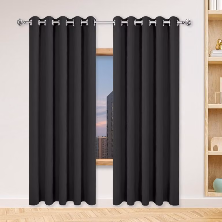 Verduisterende en geluidsreducerende gordijnen in zwart - 250 x 240 cm