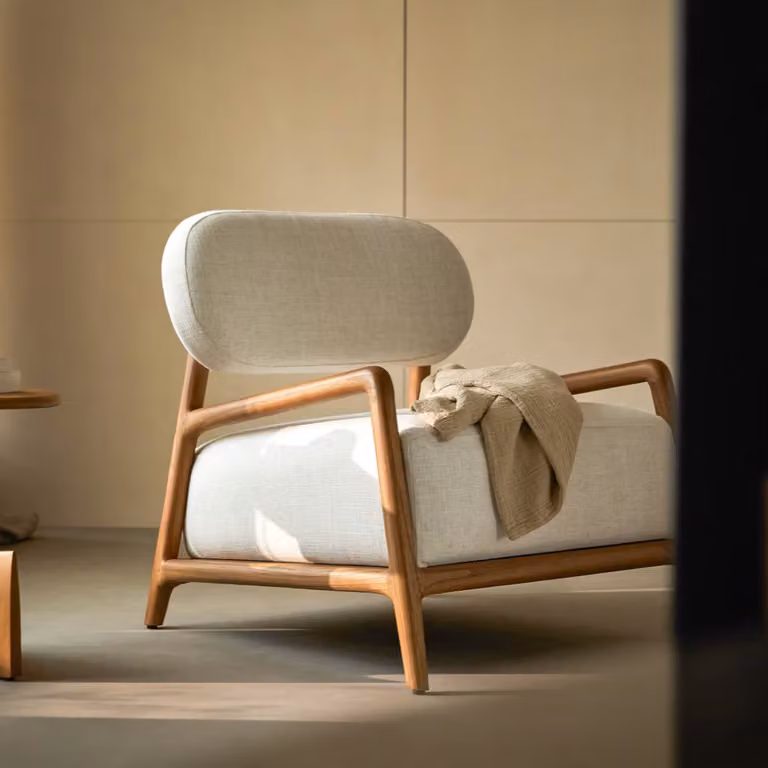 Tikamoon Romane Fauteuil met massief houten frame en linnen bekleding in beige en zwart