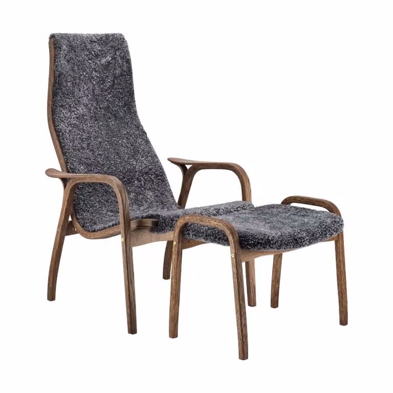 Swedese Lamino fauteuil met voetenbank Special Edition eik en schapenvacht Rubio Monocoat Chocolate-Charcoal