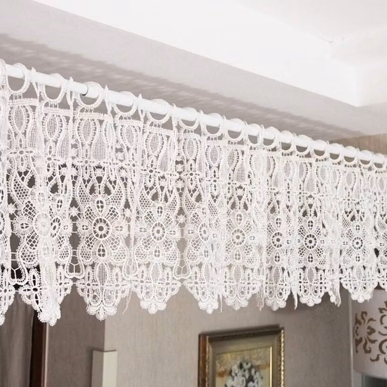 Luxe Witte Bistro Gordijnen met Bloemenpatroon - Breedte: 150 cm, Hoogte: 30 cm