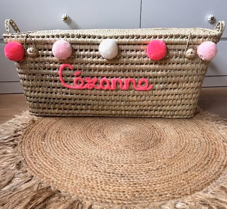 Gepersonaliseerde Rieten Opbergmand XXL met Pompon en Naam - Little G - Handgemaakt - 80 cm