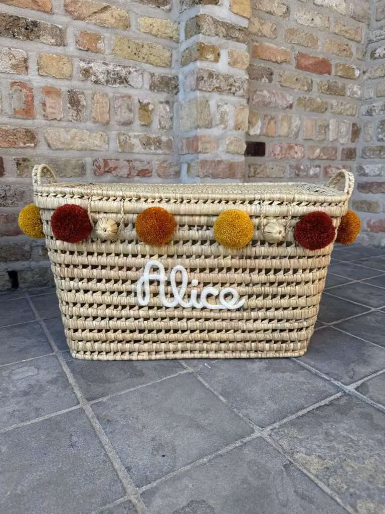 Gepersonaliseerde handgemaakte rieten opbergmand met pompon en naam voor de kinderkamer - Little G - 60 cm