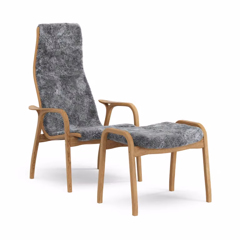 Swedese Lamino fauteuil met voetenbankje, geolied eiken en schapenvacht, Scandinavian Grey (grijs)