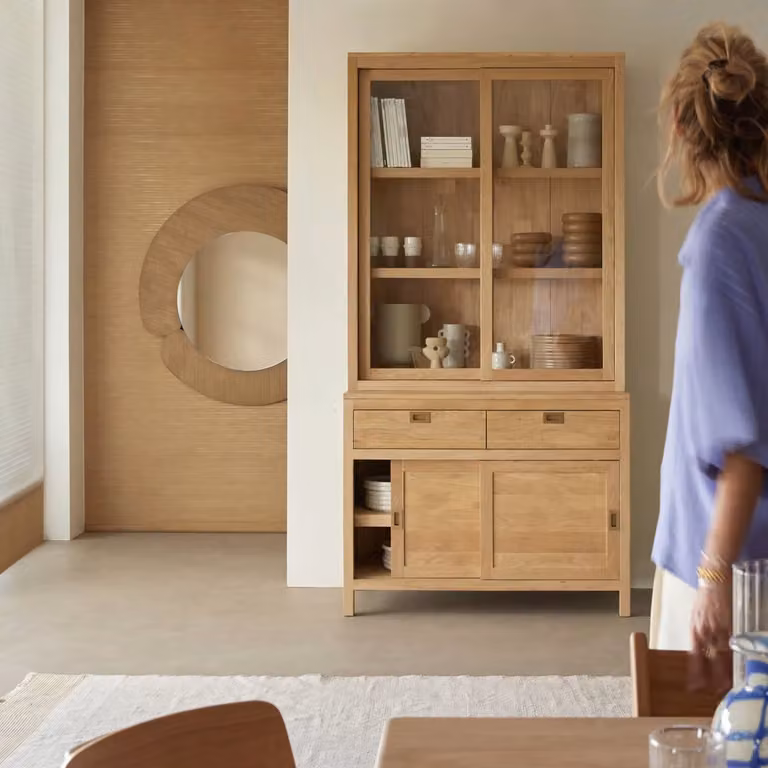 Tikamoon Heidi Servieskast van massief eikenhout met schuifdeuren - Beige/Bruin - B: 109 cm, D: 49 cm, H: 107,2 cm