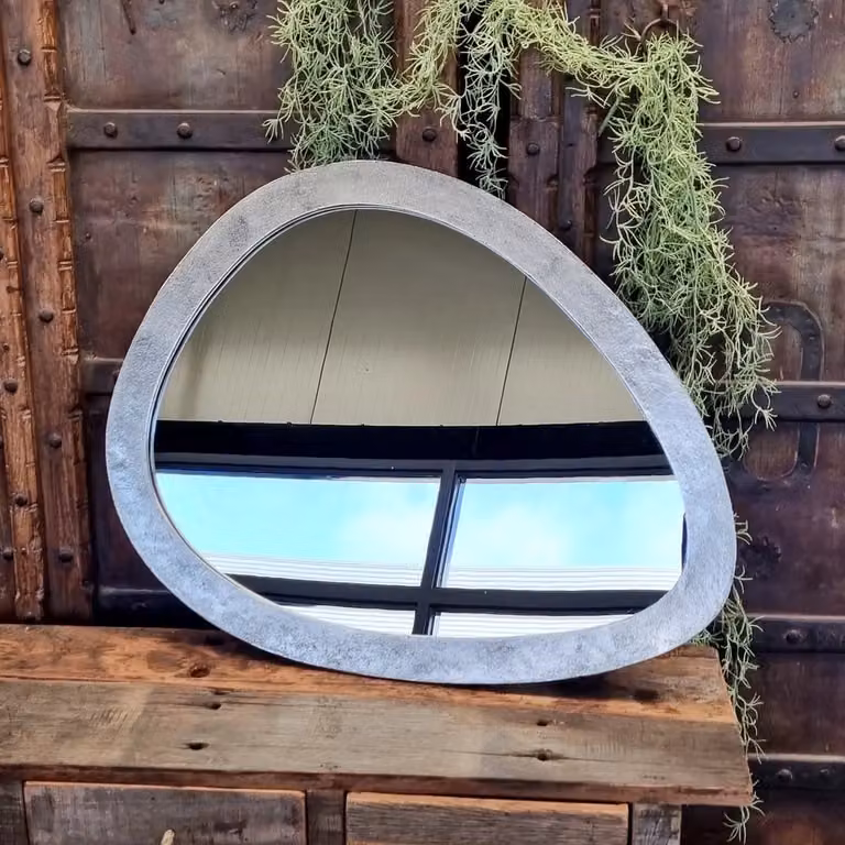 Benoa Wandspiegel Ovaal in Antiek Nikkel en Zilver, Industrieel Design, 77 x 60 cm