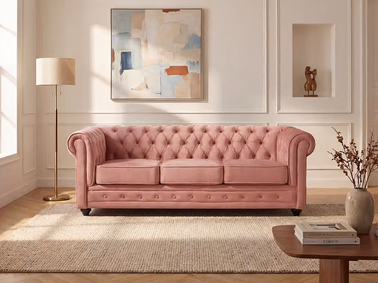 Vente-unique Driezitsbank Chesterfield in pastelroze velours met houten poten