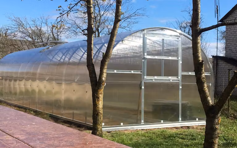 BAUMERA Kas KLASIKA 30 met funderingen en 4 mm polycarbonaat (3x10 meter)