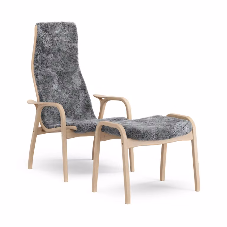 Swedese Lamino fauteuil met hocker Scandinavian Grey grijs met schapenvel en beukenhout