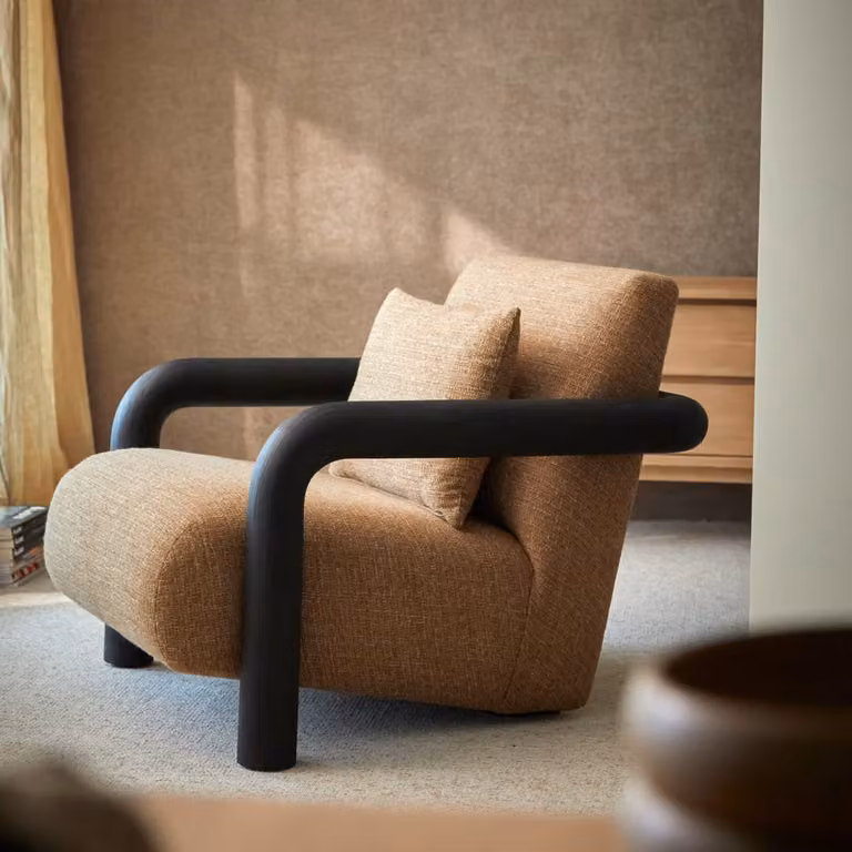 Tikamoon Nina fauteuil met massief houten frame en beige boucle stof