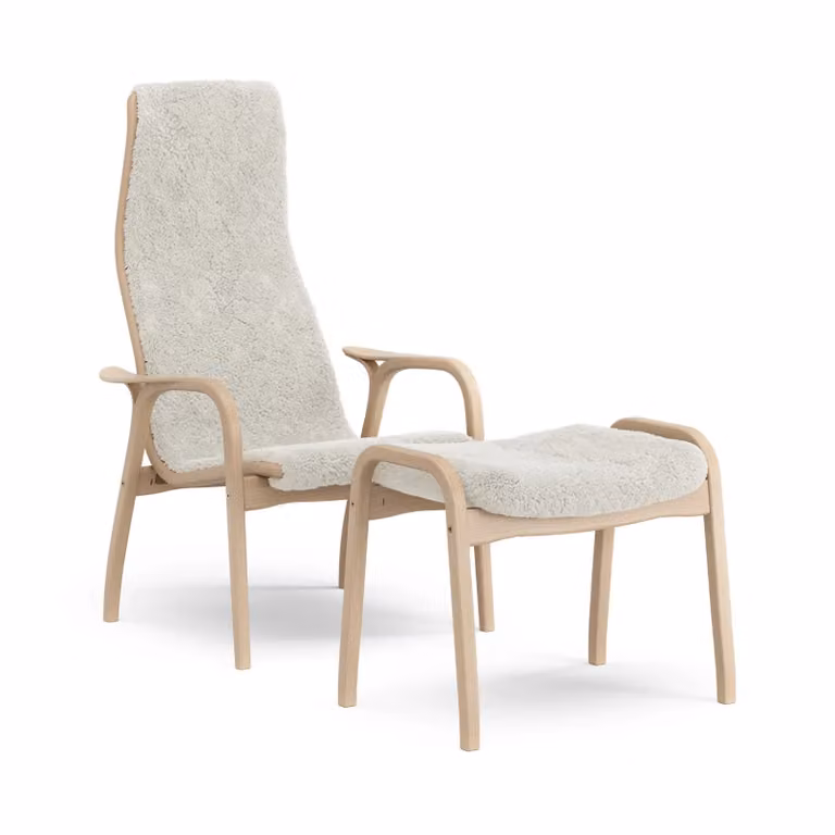 Swedese Lamino fauteuil met hocker, gelakt beuken met schapenvacht, Offwhite (wit)