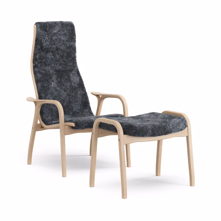 Swedese Lamino fauteuil met hocker, gelakt beuken met schapenvacht, Charcoal (donkergrijs)